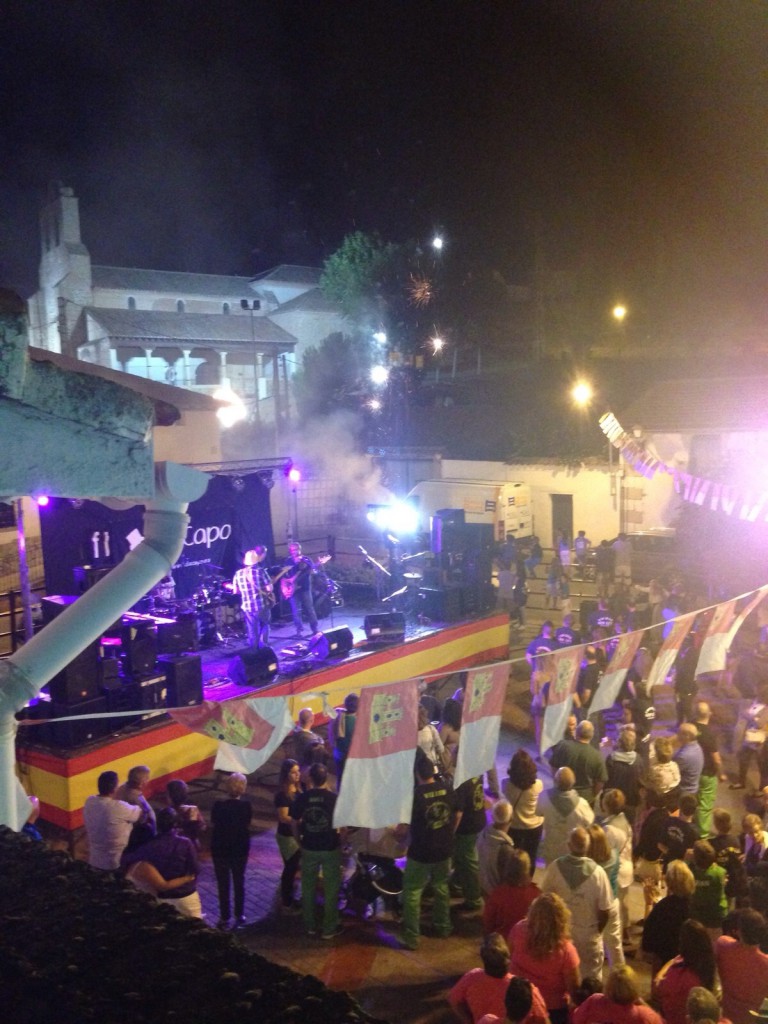 Vista de la Plaza de la Villa de Mesones tras el inicio de las fiestas locales.