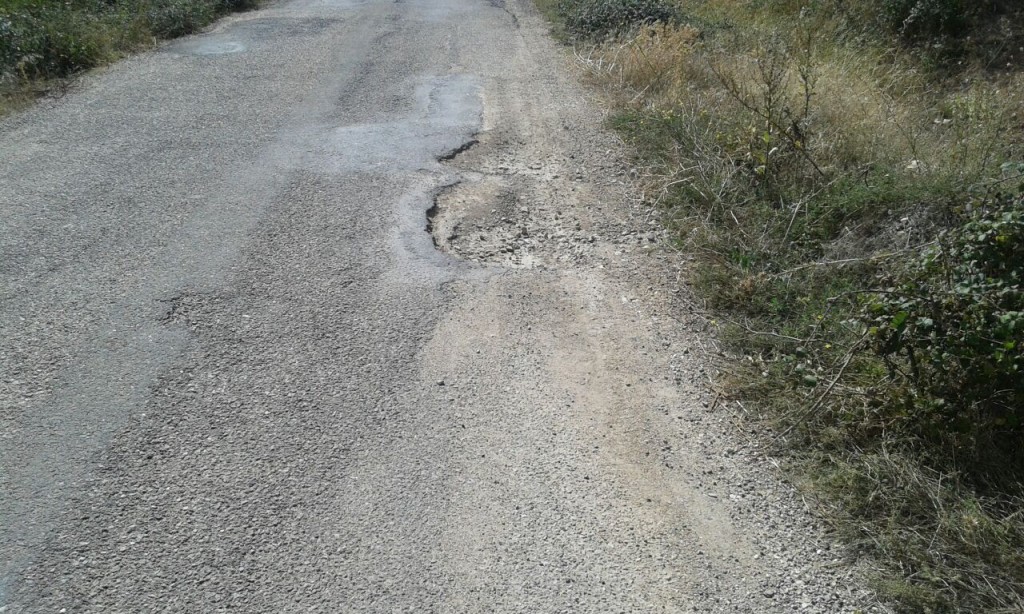 Detalle del estado de la carretera que une San Andrés del Congosto con Membrillera.