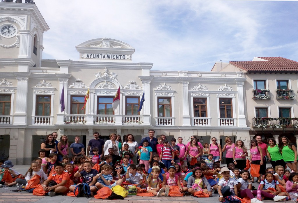 Niños del programa 'Juegópolis' con monitores y parte de la corporación municipal en la Plaza Mayor
