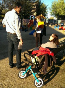Los Concejales de C's Asunción López y Juan Gordillo, conversando con padres en recintos infantiles.
