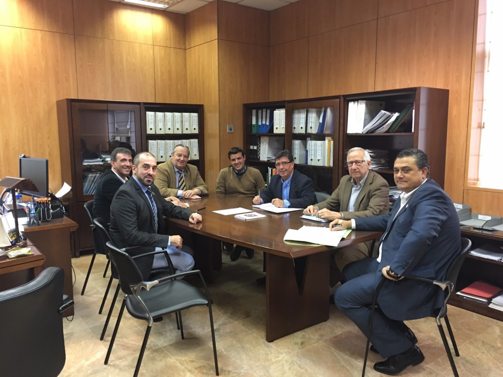 Imagen de la reunión en Toledo entre el Director-Gerente de la Agencia del Agua de Castilla-La Mancha y representantes de la Mancomunidad de la Campiña Baja.