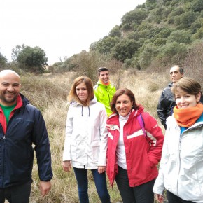 Yolanda Ramírez promociona junto al Alcalde de Viana de Jadraque la señalización de una ruta de senderismo para atraer el turismo