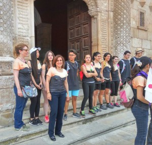 Yolanda Ramírez acompaña a los estudiantes que recorren el 'Viaje a la Alcarria'.