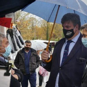 El grupo Cs Guadalajara atiende las peticiones de los comerciantes del mercadillo y les recuerda la importancia de cumplir las medidas de seguridad